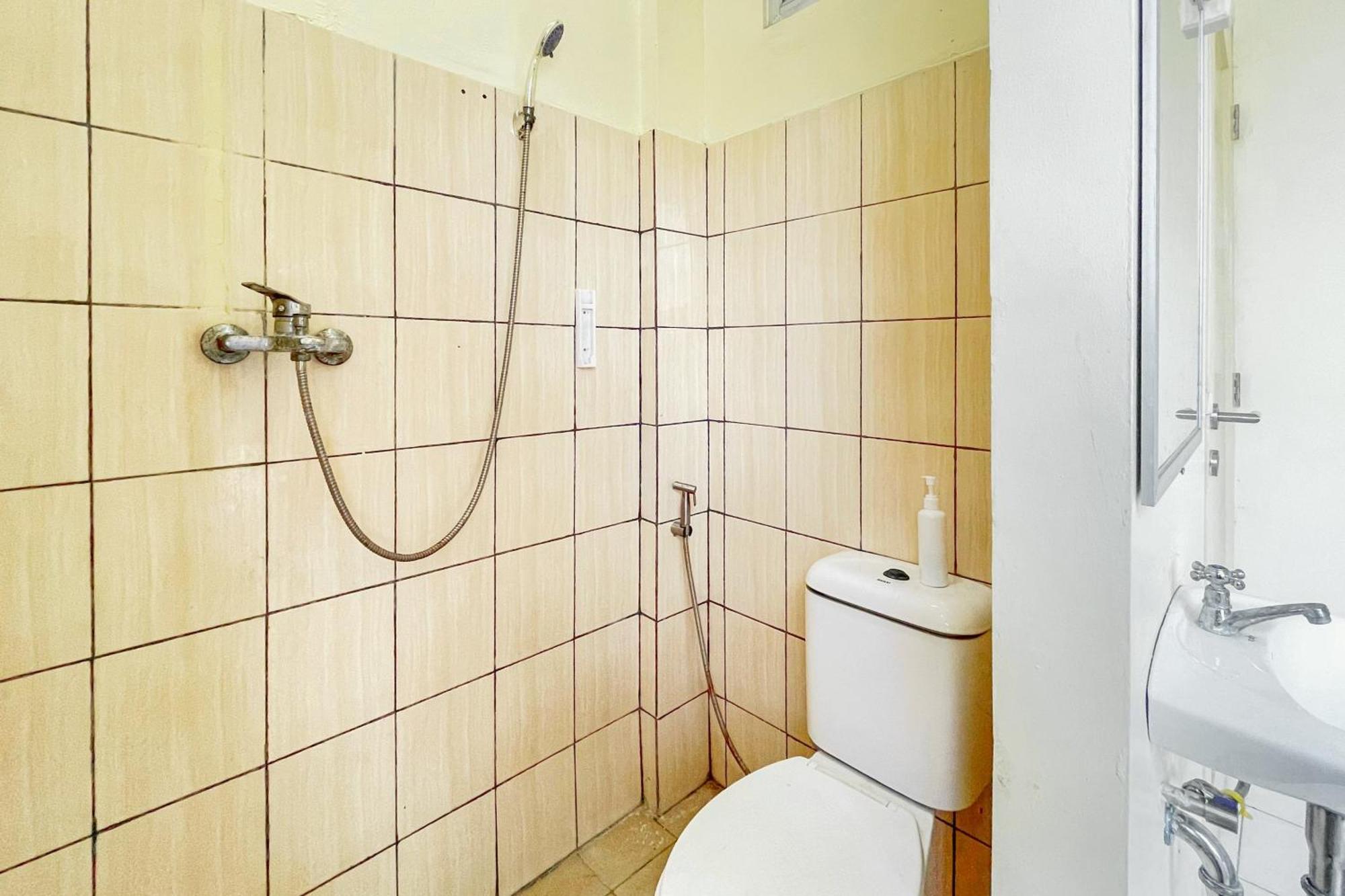 Reddoorz Near Soekarno Hatta Airport 3 2*